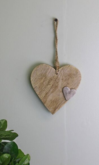 Ornement de coeur suspendu en bois avec coeur argenté