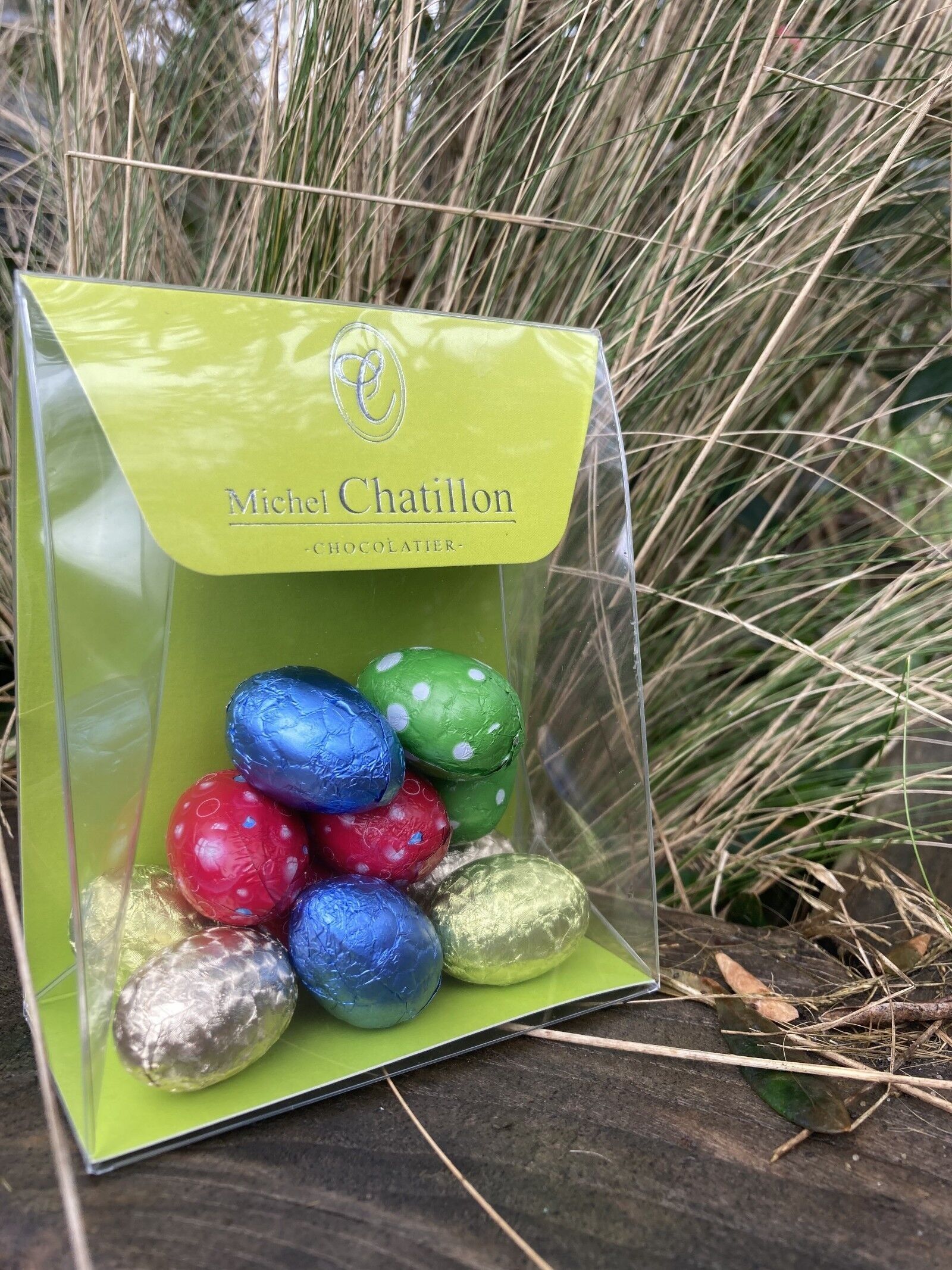 Bunt gefüllte Ostereier in transparenter Box