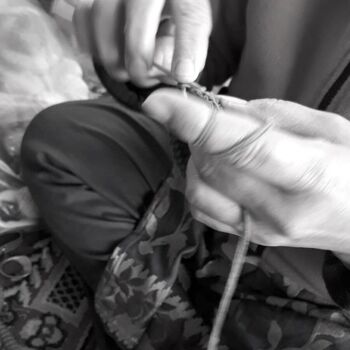 coussin durable en forme de coeur en coton - blanc cassé - crocheté à la main au Népal - 3