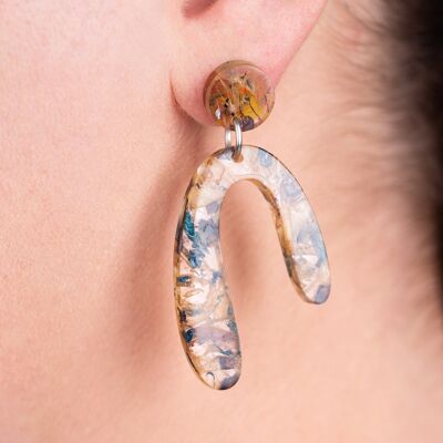 aspen-u-shaped-statement-resin-earrings