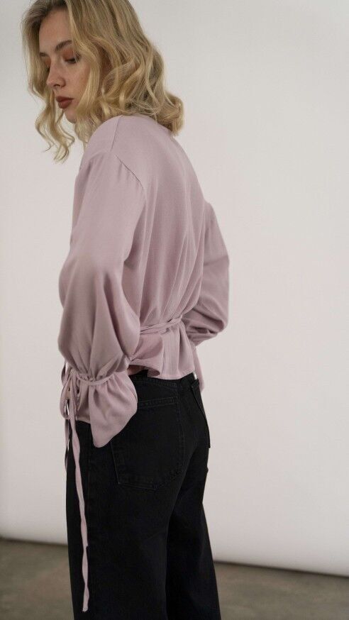 Blusa incrociata a maniche lunghe con coulisse sul polsino.