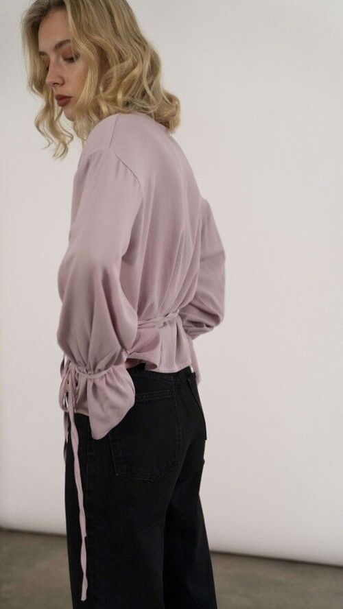Long sleeve crossed blouse with drawstring on the cuff.