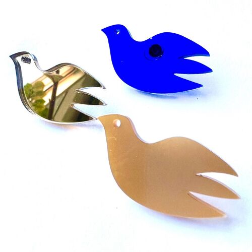 Protest pin Ukraine peace doves