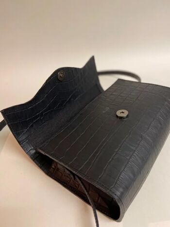 Petit sac à main en cuir noir imprimé croco 2