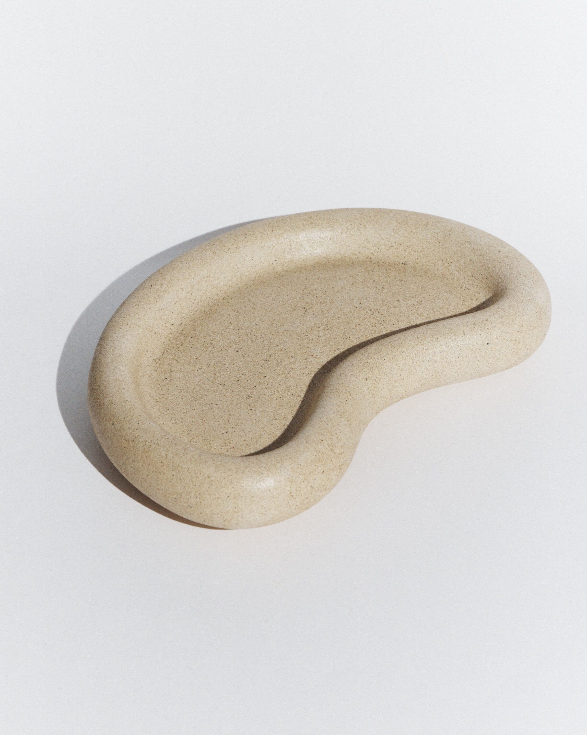 Curved plate ‘Collioure’ Ocher