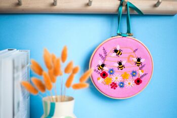 Kit de broderie fait main abeilles et fleurs sauvages Hoop Art 3