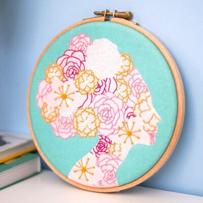 She Blooms Kit de broderie à la main féministe Hoop Art