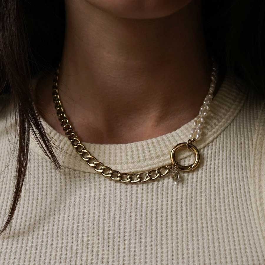 Collana in acciaio a due file di perline. Anello di San Valentino