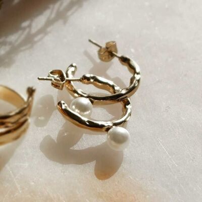 Steel creole earrings with hammered pearl ring