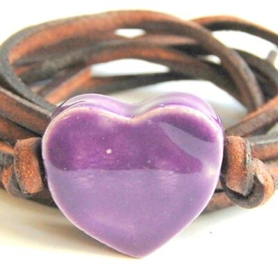 Pulsera de cuero con corazón de cerámica violeta.