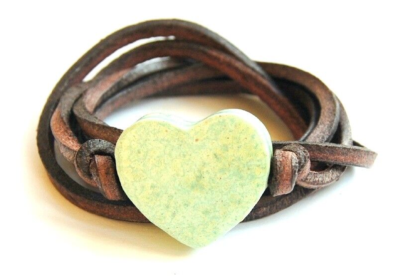 Bracciale in pelle con cuore in ceramica verde pastello