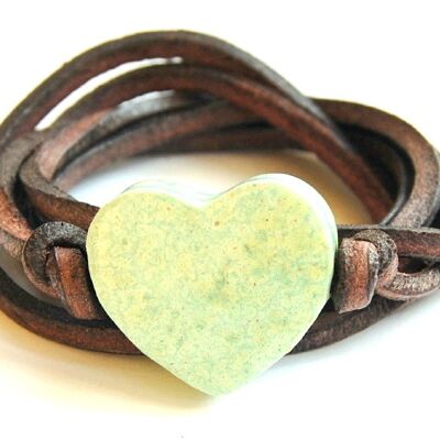 Bracelet cuir avec coeur en céramique vert pastel