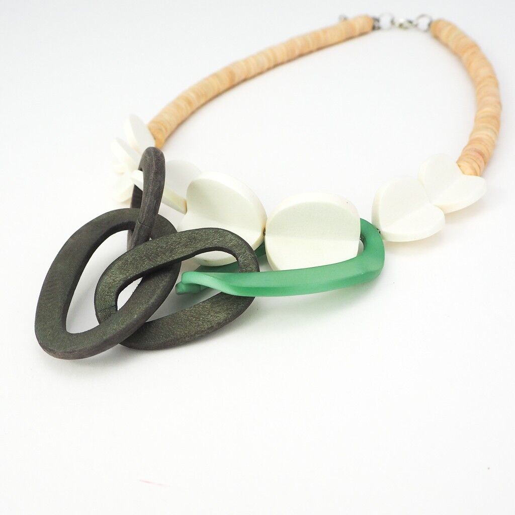 Collar de madera 17