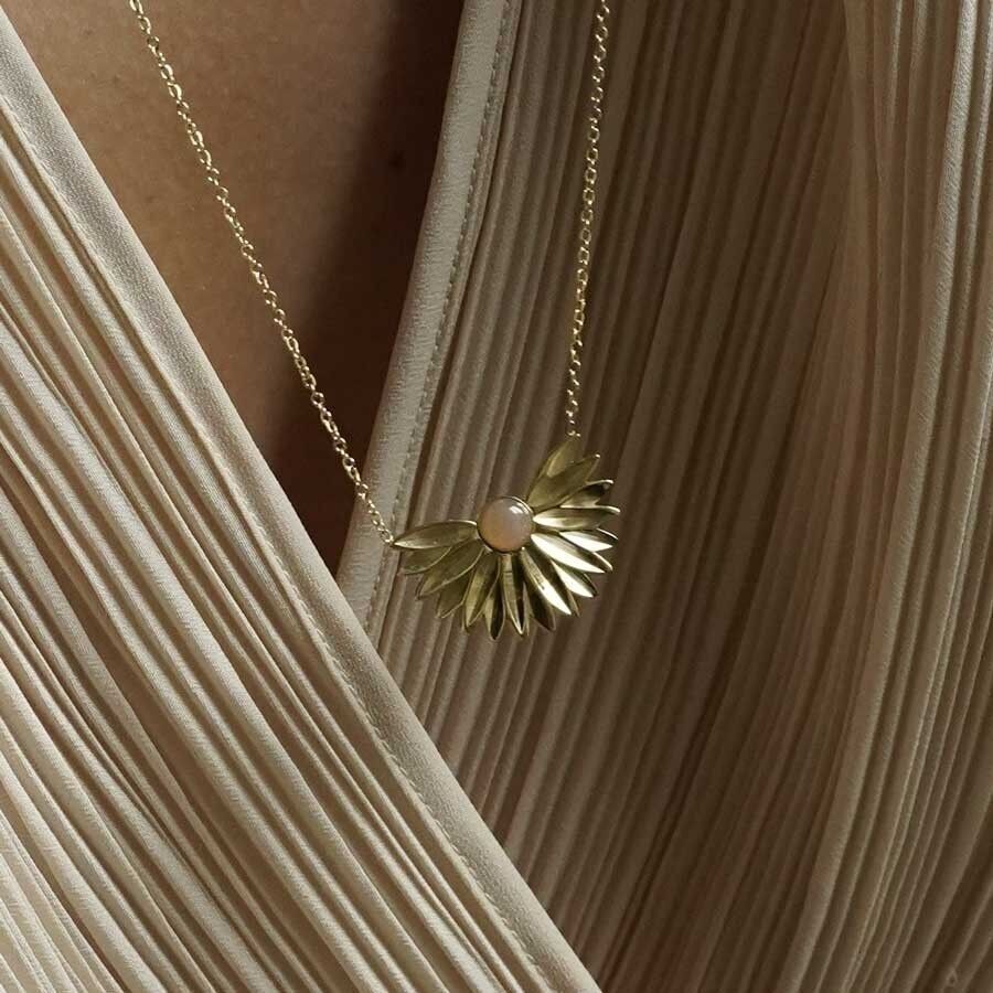 Collana lunga in acciaio con petalo di fiore aperto in pietra semipreziosa avventurina