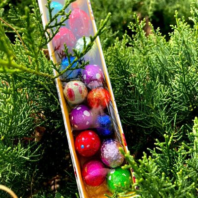 Tira de Pascua transparente con huevos rellenos de praliné