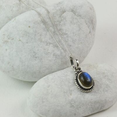 Twisted Wire Oval Pendant Necklace with Labradorite in Sterling Silver - 18"