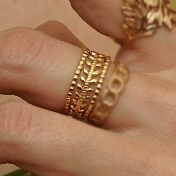 Anello in acciaio a granulazione regolabile con due file di motivi floreali