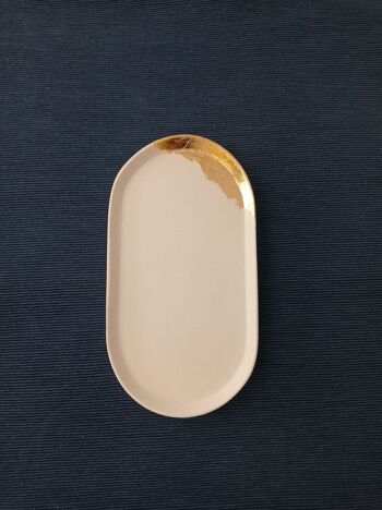 Plateau ovale en béton blanc, pointé d'or 1