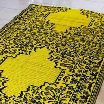 Tapis plastique africain réversible noir et jaune 120 x 195 cm 1