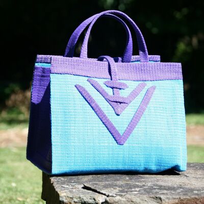 Afrikanisch gewebte Einkaufstasche aus recyceltem Kunststoff – blauer Hintergrund – violette Details