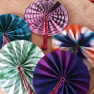 "L'IMPORTANTE" folding fan in leather and batik