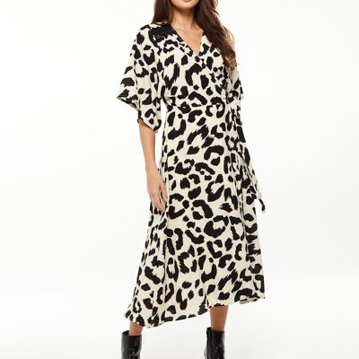 Liquorish Animal Print Maxi Wrap Dress avec manches kimono en blanc
