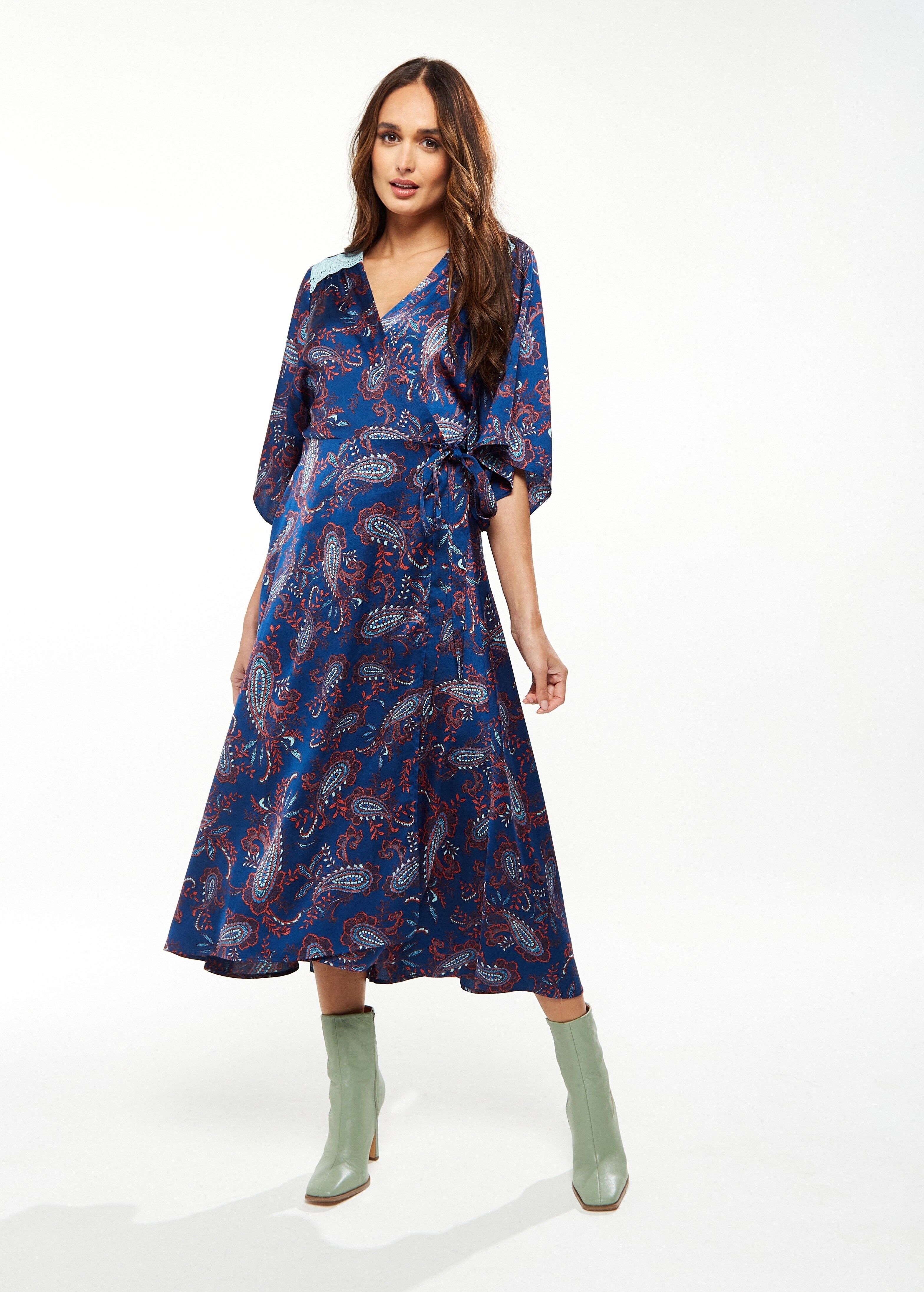 Abito maxi avvolgente con stampa floreale a base di blu scuro con dettagli in pizzo blu