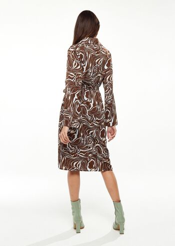 Liquorish Scribble Print Robe chemise mi-longue en marron 5