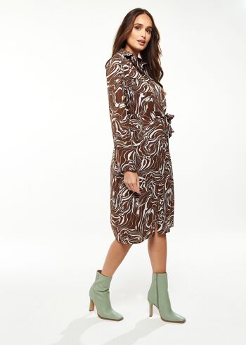 Liquorish Scribble Print Robe chemise mi-longue en marron 17