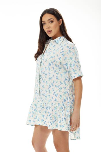 Mini robe chemise à fleurs bleues en blanc 5