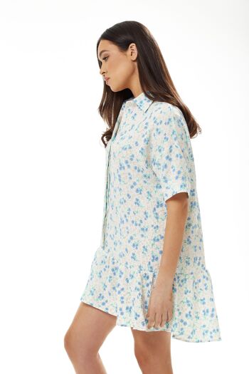 Mini robe chemise à fleurs bleues en blanc 6