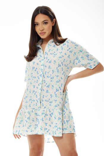 Mini robe chemise à fleurs bleues en blanc 11