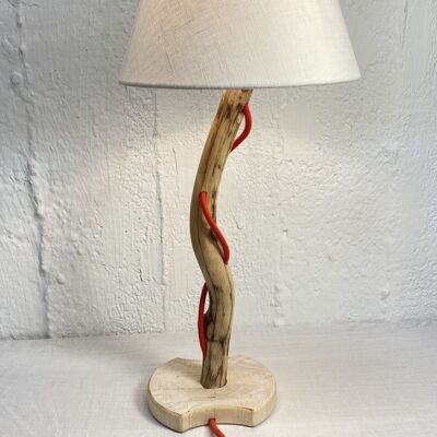 Holzlampe, rotes Kabel, weißer Lampenschirm, aufrechter Holzsockel
