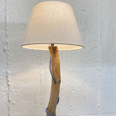 Lampada in legno, cavo celeste, paralume bianco, base in legno verticale