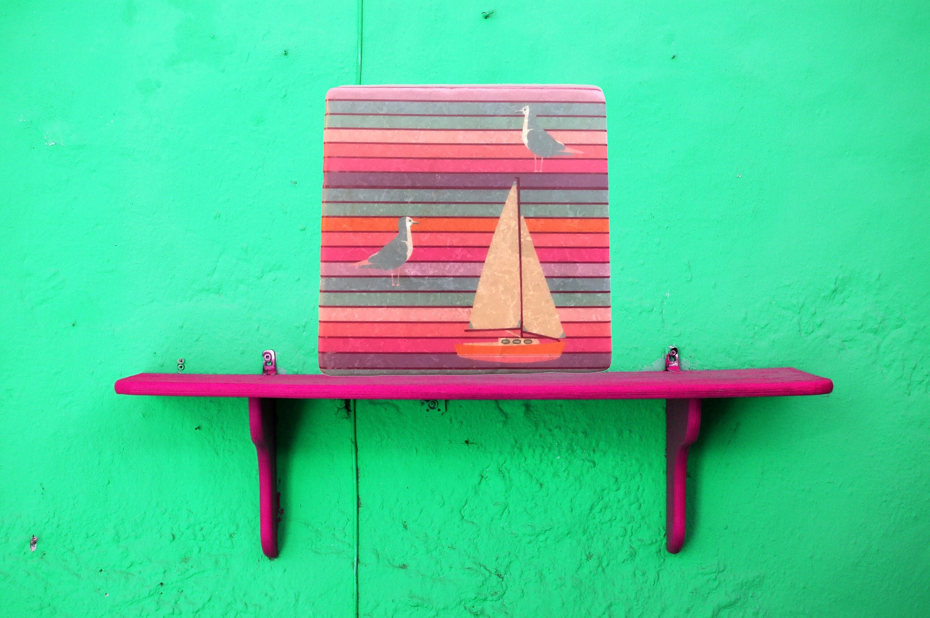 Nave arcobaleno di piastrelle