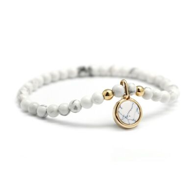 Bracciale da donna con perline howlite e medaglione tondo placcato oro - Incisione CUORE