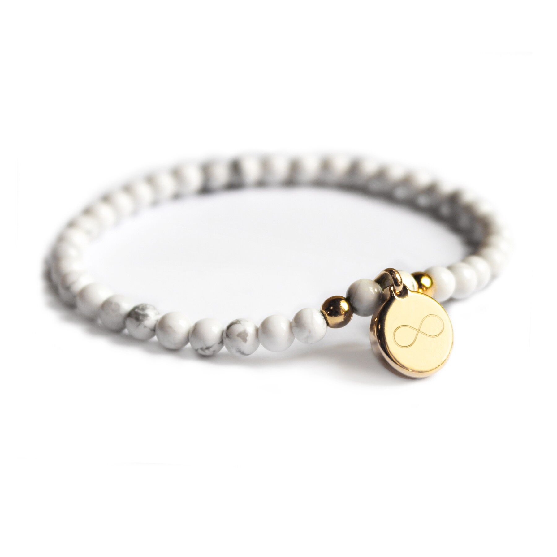Bracciale da donna con perline howlite e medaglione tondo placcato oro - Incisione INFINITY