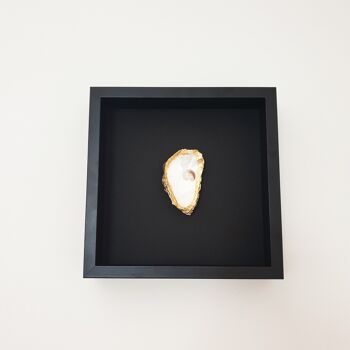 Huître dorée dans un cadre en bois noir (intérieur) 1