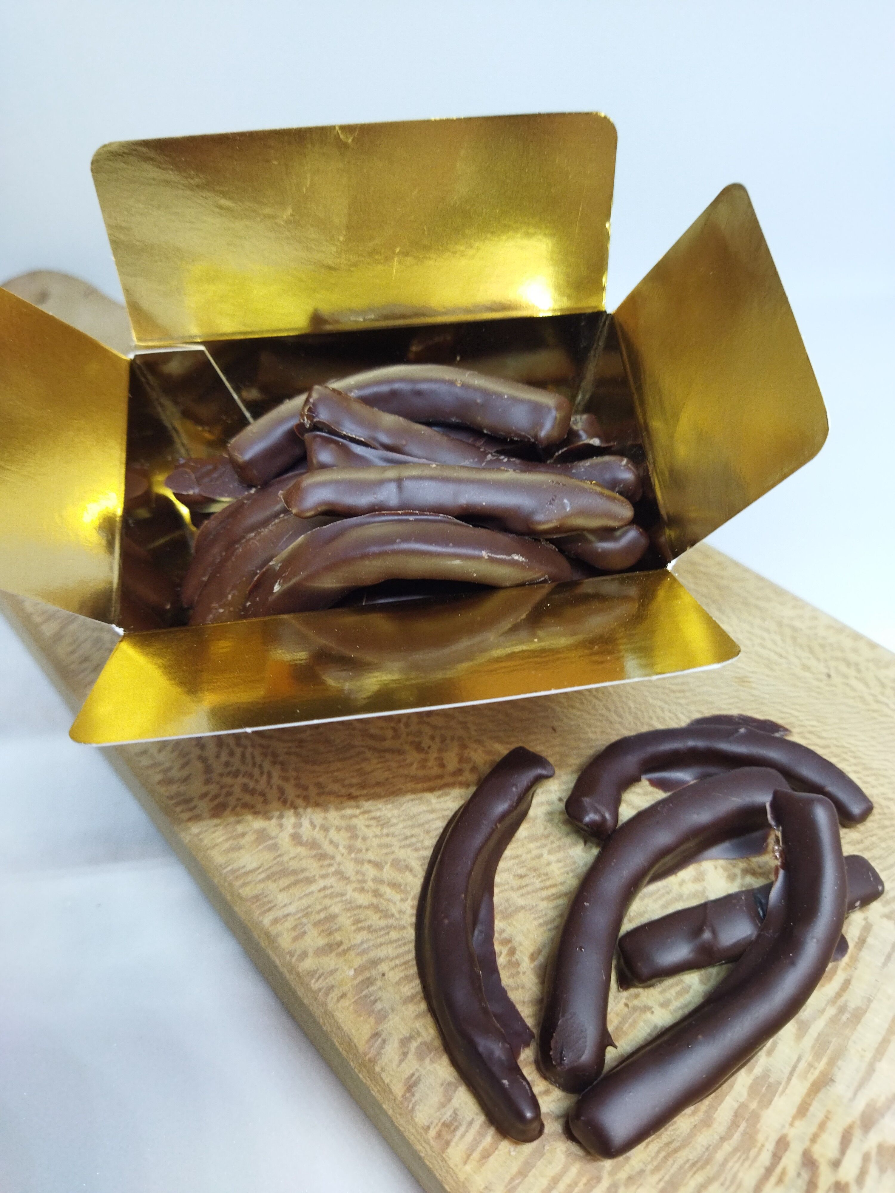 Orangetten mit dunkler Schokolade überzogen