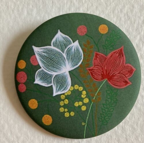 Green brooch 3.8cm