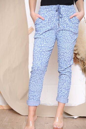 Pantalon stretch bleu denim imprimé léopard 1