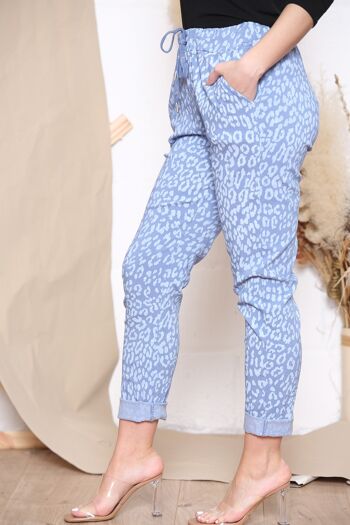Pantalon stretch bleu denim imprimé léopard 2