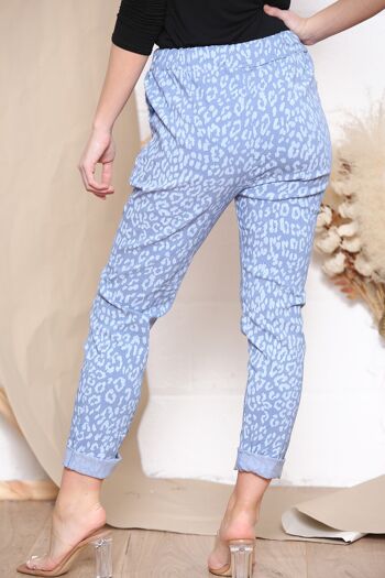 Pantalon stretch bleu denim imprimé léopard 3