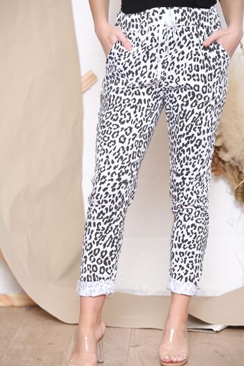 Pantalon stretch blanc à imprimé léopard 1