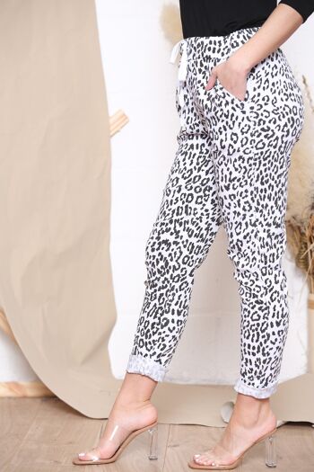 Pantalon stretch blanc à imprimé léopard 2