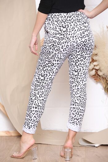 Pantalon stretch blanc à imprimé léopard 3