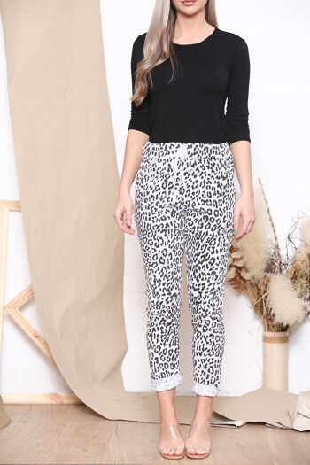 Pantalon stretch blanc à imprimé léopard 4