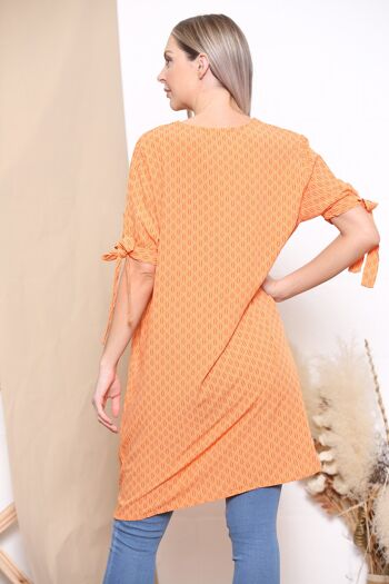 Robe orange à motif col V et manches nœuds 3