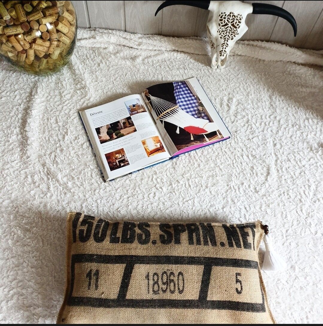 Coussin en sac de café upcyclé et tissus du monde main image 1