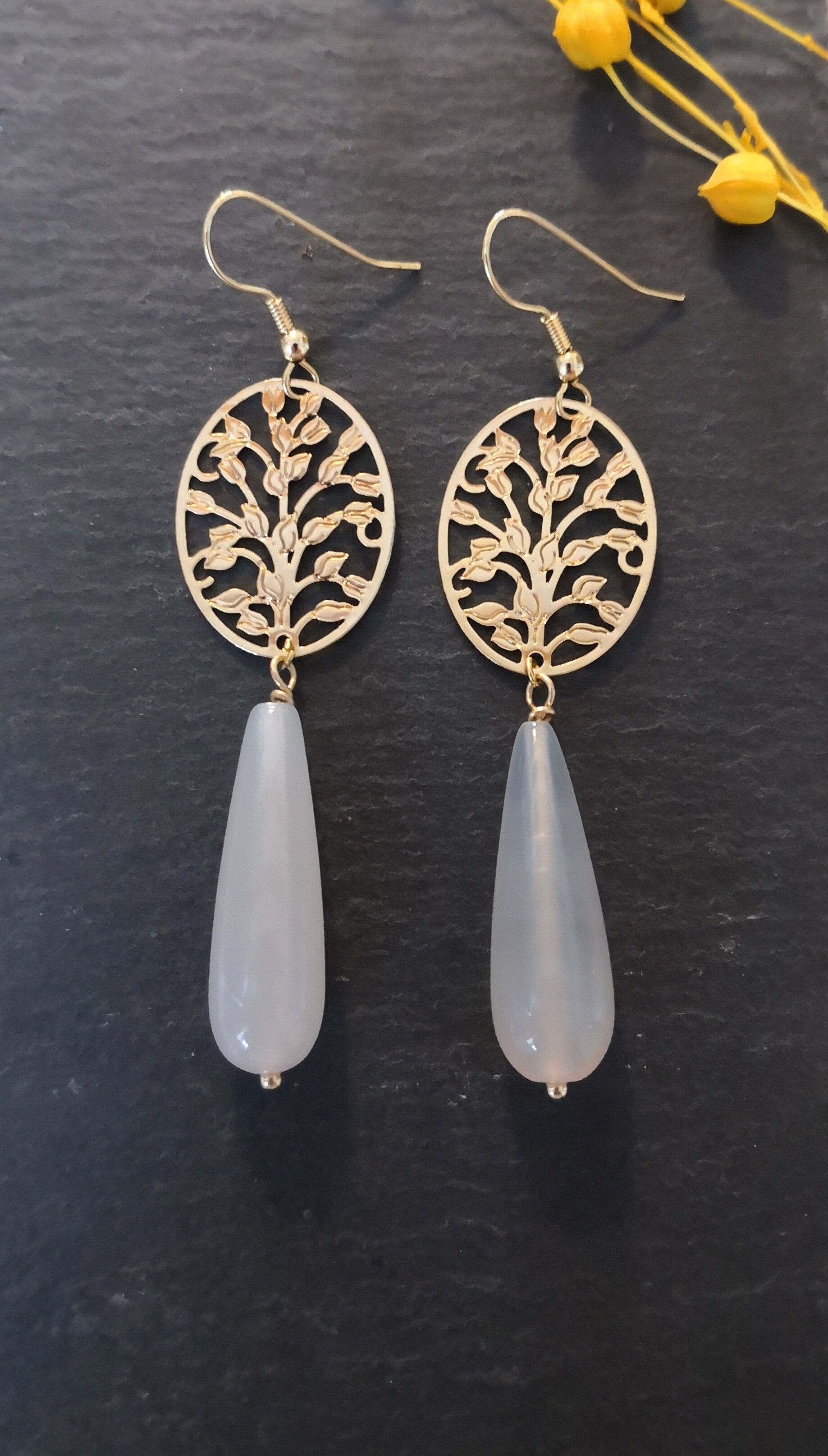 Boucle d'oreilles Troca, en agate grise, longues. cadeau femme , fête des mères, mariage,  style bohême. grosse boucles d'oreilles. or.